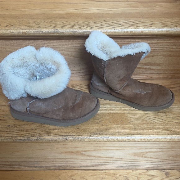 Ugg classic low boots size 7 - Picture 2 of 6